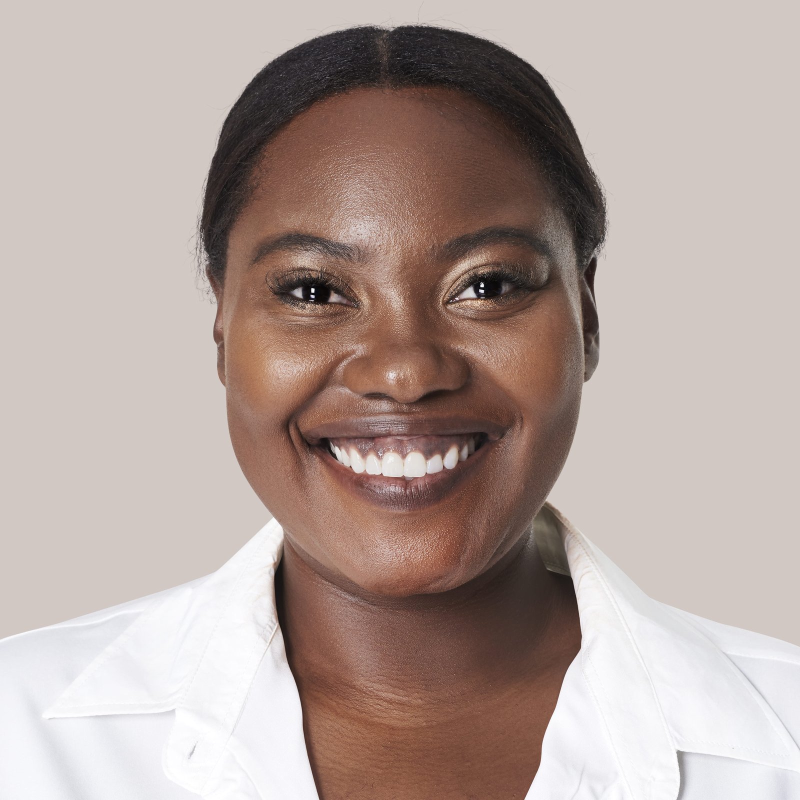 Homme cheveux blancs avec lunettes de soleil, veste blanche.